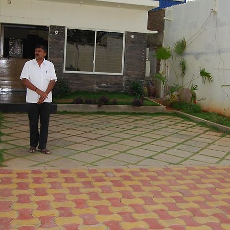 Hôtel Pratham Residency à Mysore Extérieur photo